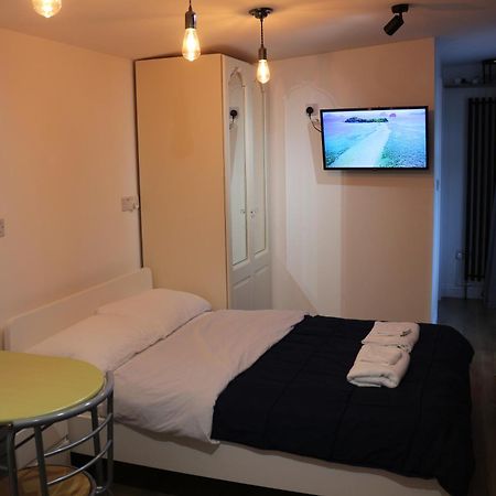 Self Contained, Double Bed Studio, Private Kitchen, Private Bath, Walking Distance To Harry Potter Watford  Exterior foto