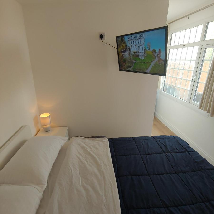 Self Contained, Double Bed Studio, Private Kitchen, Private Bath, Walking Distance To Harry Potter Watford  Exterior foto