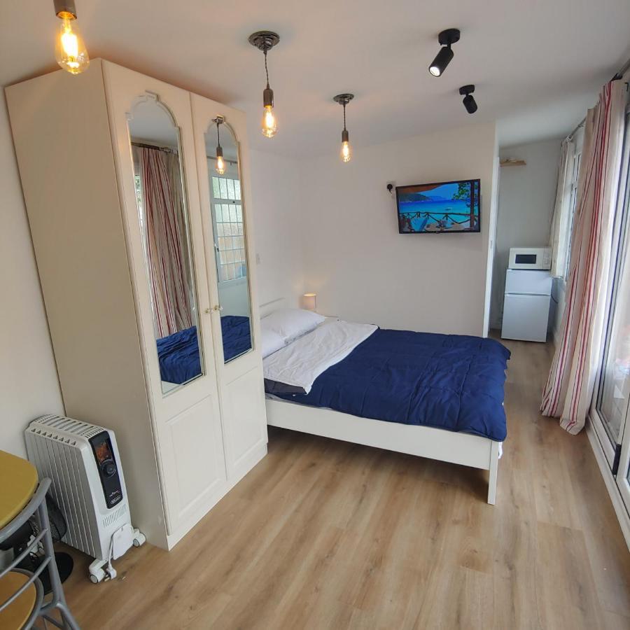 Self Contained, Double Bed Studio, Private Kitchen, Private Bath, Walking Distance To Harry Potter Watford  Exterior foto