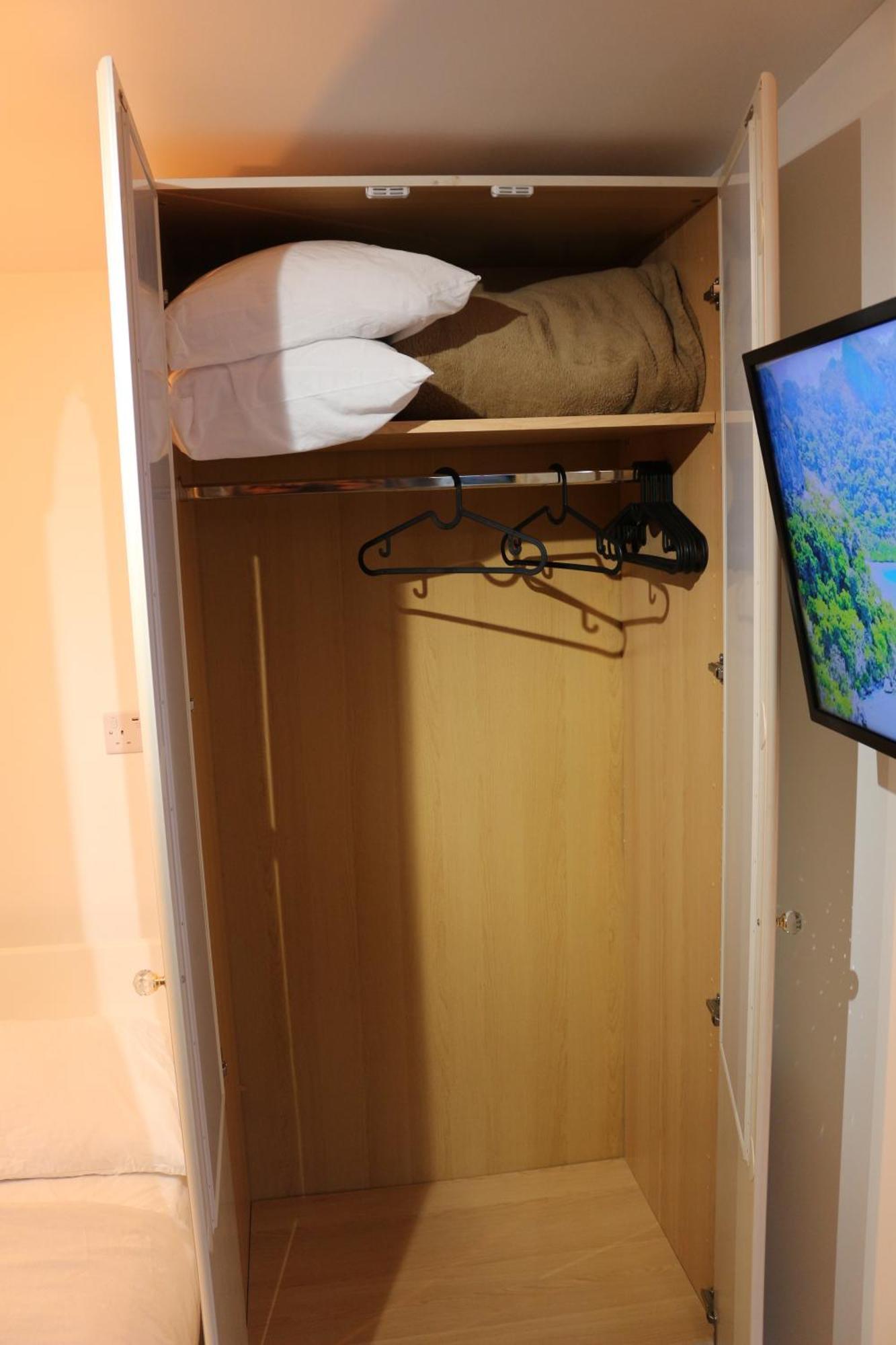 Self Contained, Double Bed Studio, Private Kitchen, Private Bath, Walking Distance To Harry Potter Watford  Exterior foto