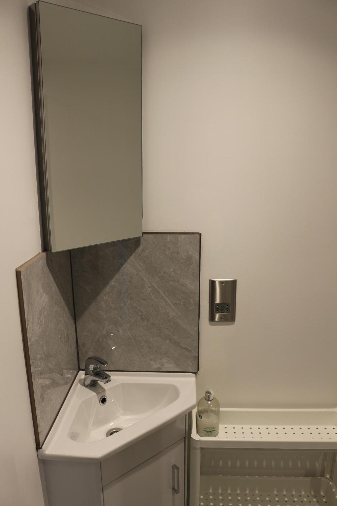 Self Contained, Double Bed Studio, Private Kitchen, Private Bath, Walking Distance To Harry Potter Watford  Exterior foto