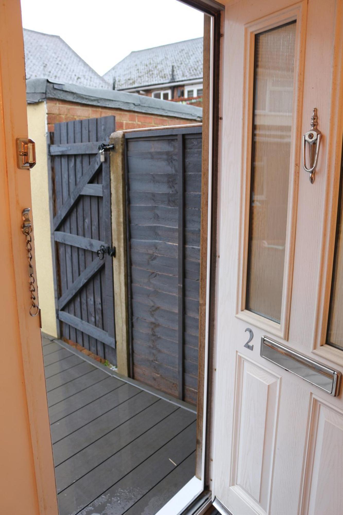 Self Contained, Double Bed Studio, Private Kitchen, Private Bath, Walking Distance To Harry Potter Watford  Exterior foto