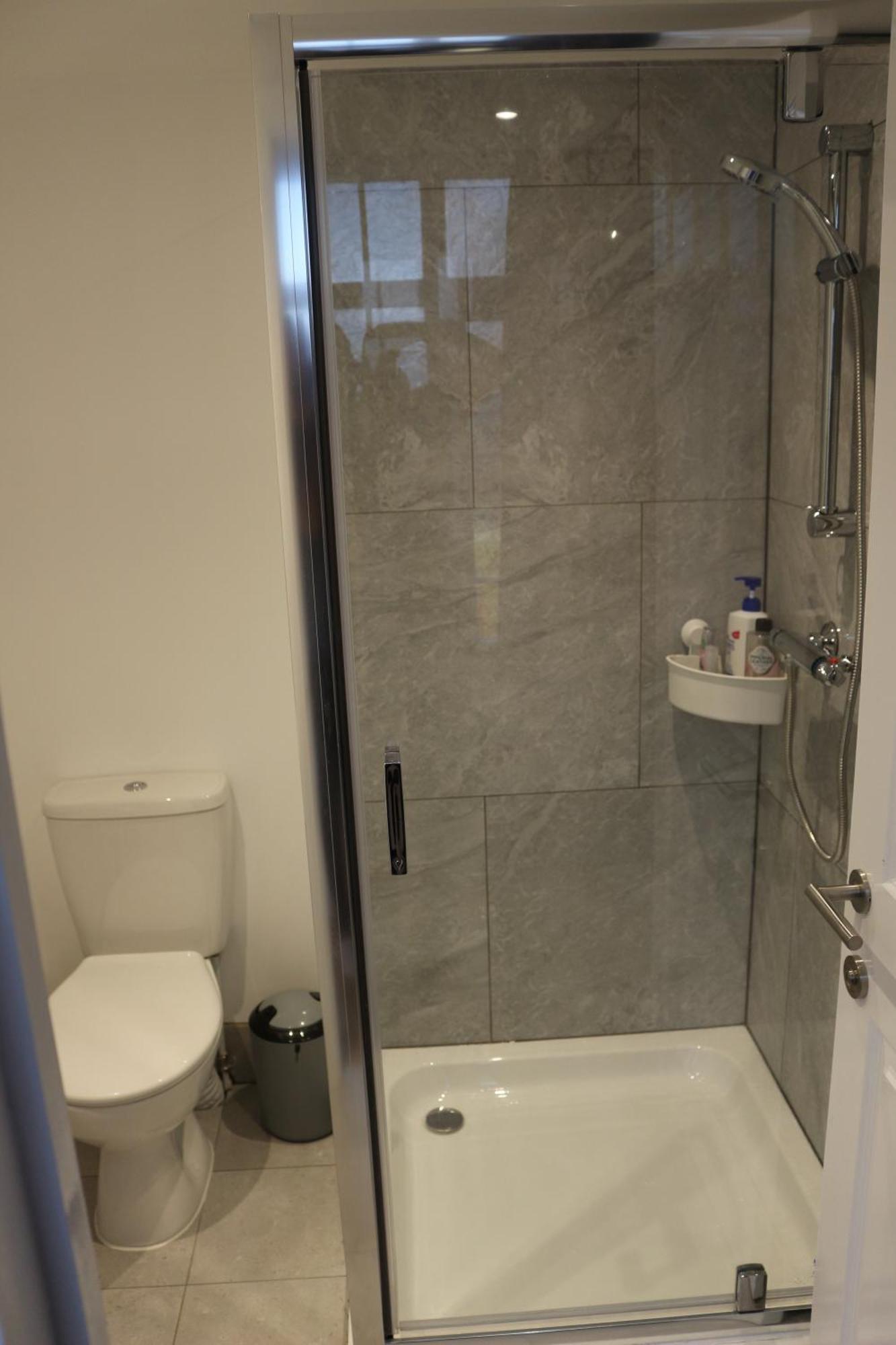 Self Contained, Double Bed Studio, Private Kitchen, Private Bath, Walking Distance To Harry Potter Watford  Exterior foto