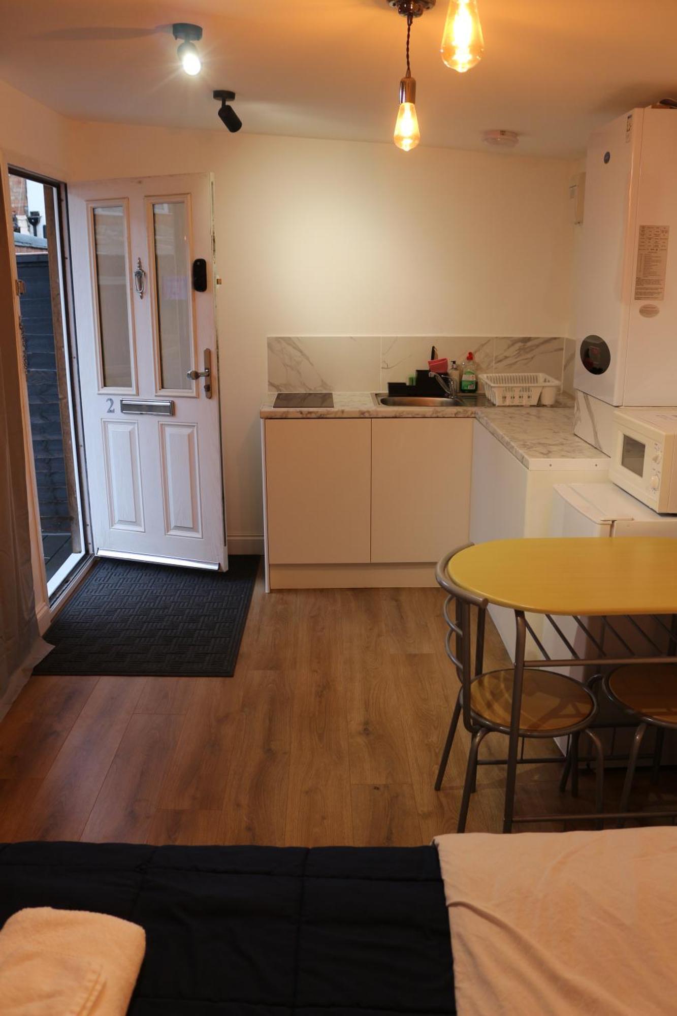 Self Contained, Double Bed Studio, Private Kitchen, Private Bath, Walking Distance To Harry Potter Watford  Exterior foto