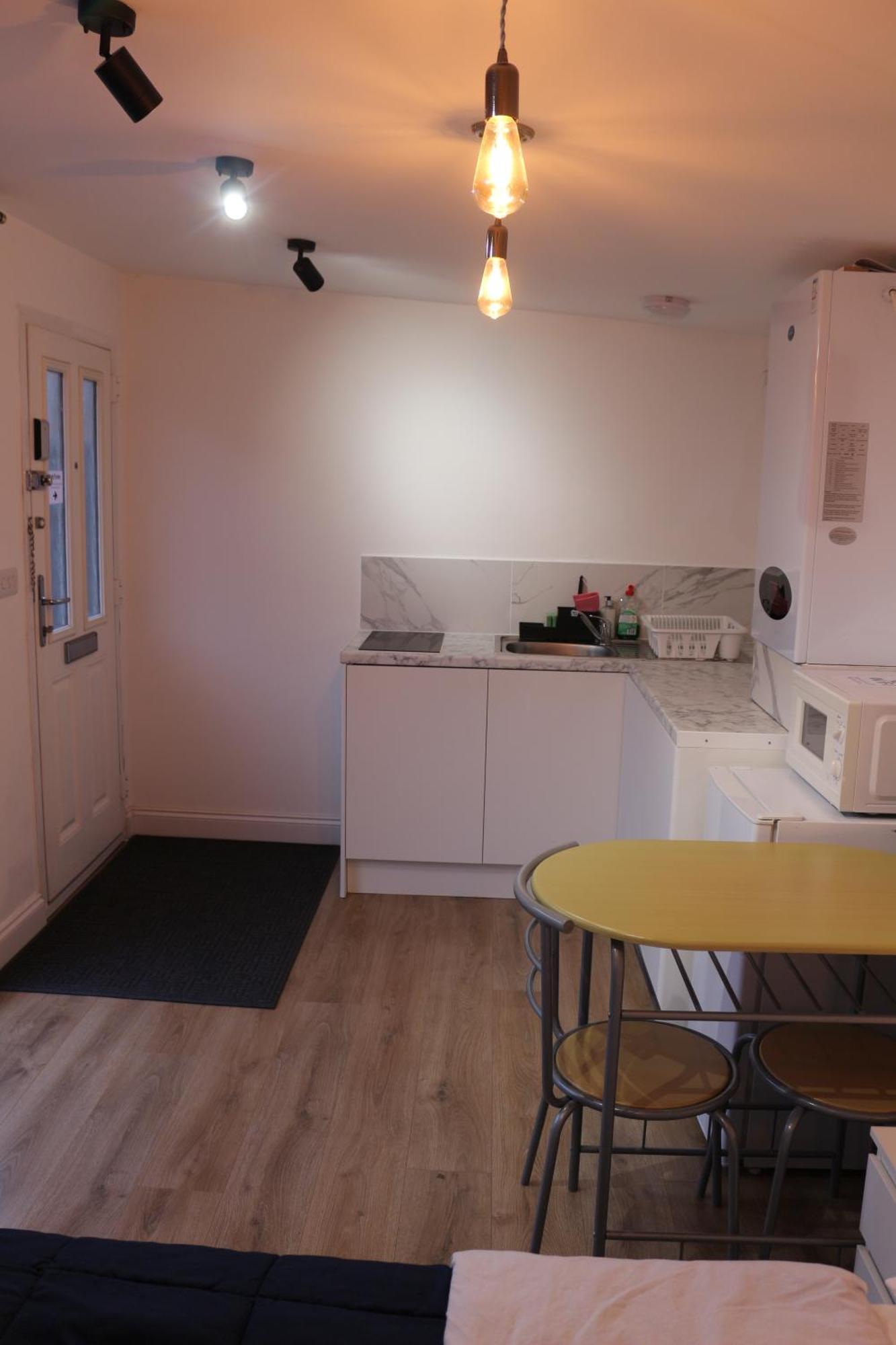 Self Contained, Double Bed Studio, Private Kitchen, Private Bath, Walking Distance To Harry Potter Watford  Exterior foto