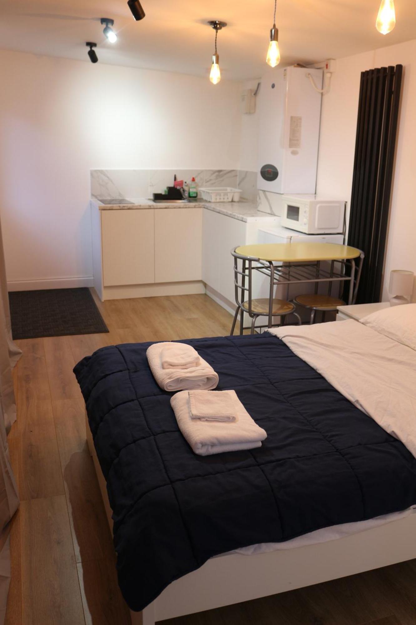 Self Contained, Double Bed Studio, Private Kitchen, Private Bath, Walking Distance To Harry Potter Watford  Exterior foto