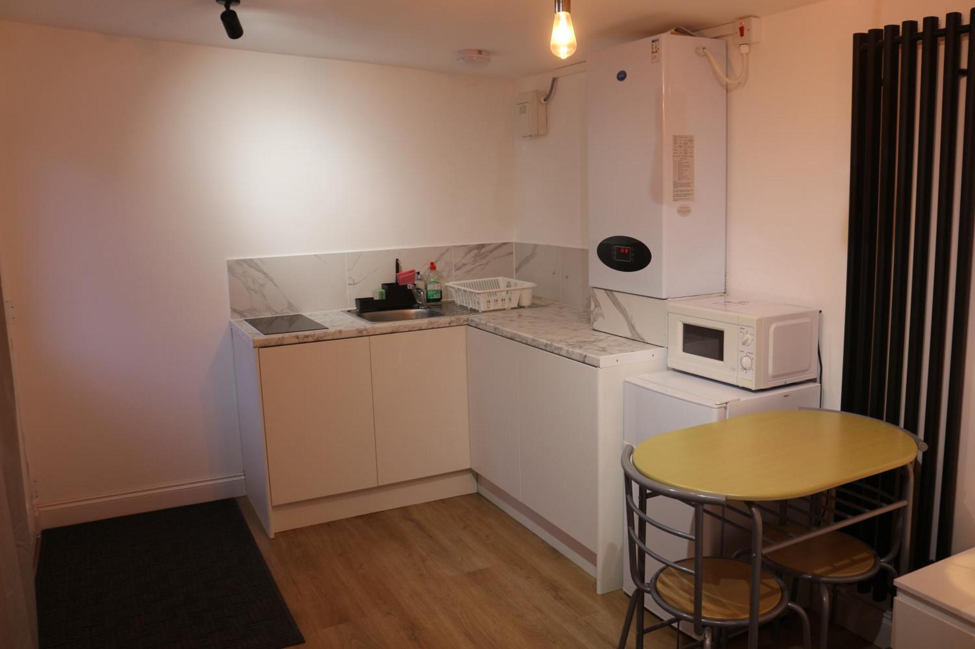 Self Contained, Double Bed Studio, Private Kitchen, Private Bath, Walking Distance To Harry Potter Watford  Exterior foto